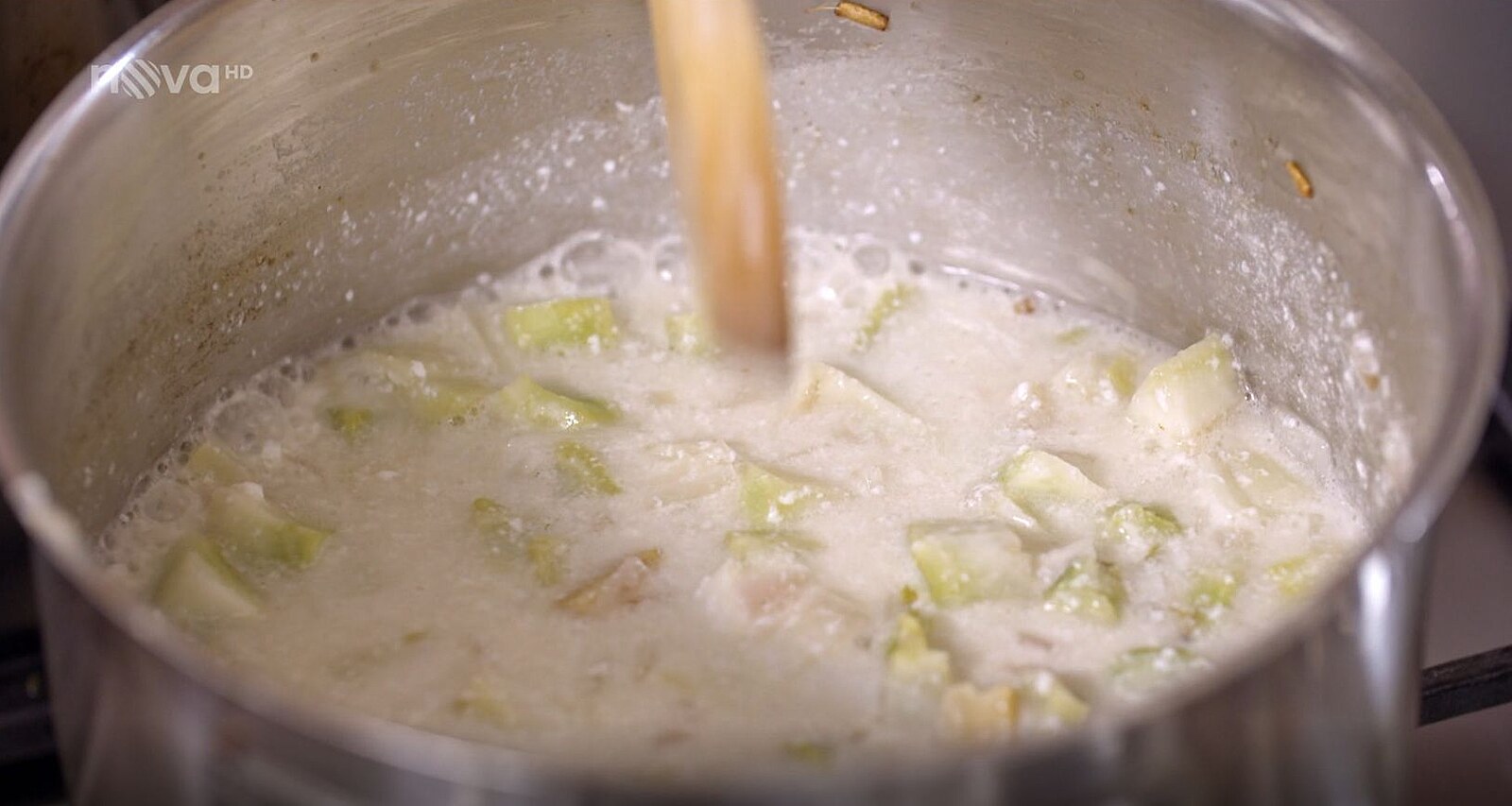 Do polévky pidejte i skrojky parmazánu.