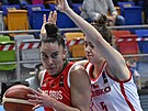 eská basketbalistka Julie Pospíilová (vpravo) brání Tatsianu Lichtaroviovou...