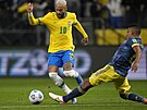 Brazilský kouzelník Neymar aruje v utkání proti Kolumbii. Zastavit skluzem ho...