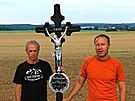 Josef Zeman (vlevo) obnovuje kky a svat obrzky pedevm v okol svch...
