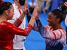 Americká gymnastka Sanisa Lee s týmovou kolegyní Simone Bilesovou na...
