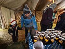 Migranti si dávají kávu ve stanu humanitární pomoci u obce Bruzgi - Kuznica na...
