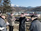 Vdce KLDR Kim ong-un navtívil pokraující výstavbu ve mst Samjijon. (16....