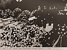 Snímek z kroniky zachycující poheb obtí výbuchu na dole Kohinoor I