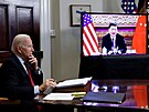Americký prezident Joe Biden na virtuální konferenci s ínským vdcem Si...