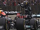 Lewis Hamilton zdraví diváky v cíli sprintu ped Velkou cenou Brazílie.