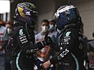 Valtteri Bottas (vpravo) se zdraví s Lewisem Hamiltonem v cíli sprintu ped...