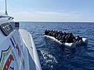 Turecká pobení strá vytahuje na palubu zhruba stovku adatel o azyl, které...