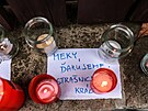 U vily Miroslava birky v praských Stranicích lidé od rána zapalují svíky a...