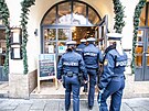 Bavorská policie kontroluje, zda restaurace dodrují protikoronavirová...