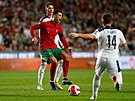 Faulovaný Cristiano Ronaldo v zápase se Srbskem.