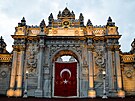Palác Dolmabahçe v Istanbulu (10. listopadu 2021)