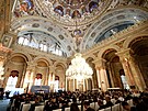 Interiér paláce Dolmabahçe v Istanbulu. Na snímku je vidt i lustr z eského...