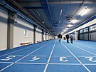V atletickm koridoru je poloen modr tartan.