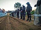 Polská policie hlídá hraniní plot na polsko-bloruské hranici poblí Kunice....