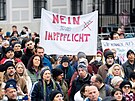 Proti lockdownu pro neokované demonstrovaly v centru Vídn desítky lidí. (14....