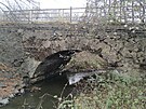 Most pes Bevnick potok m starou kamennou konstrukci. Opraven mus bt...