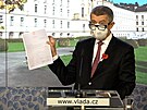 Premiér Andrej Babi ukazuje dopis s demisí vlády, zaslaný Kanceláe prezidenta...