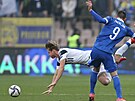 Finský fotbalista Rasmus Schuller padá po souboji s Smailem Prevljakem z Bosny...