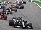 Valtteri Bottas z Mercedesu v ele startovního pole sprintu Velké ceny Brazílie...