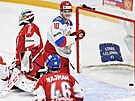 Ruský hokejista Dmitrij Voronkov se raduje poté, co pekonal eského brankáe...