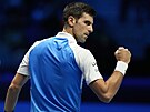 Srbský tenista Novak Djokovi se raduje v prbhu duelu s Andrejem Rubljovem z...