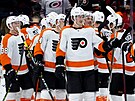 Hokejisté Philadelphia Flyers se radují z výhry.
