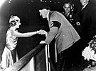 Adolf Hitler a krasobruslaka Sonja Henie