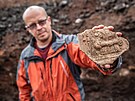 Archeolog Muzea Nchodska Jan Kol ukazuje zlomek kachle (19. 10. 2021).
