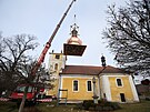 Nov kopule se dokal kostel v Doln Lukavici na Plzesku. Odborn firma...