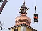 Nov kopule se dokal kostel v Doln Lukavici na Plzesku. Odborn firma...