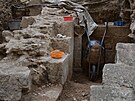 Odkryv zpadn zdi kaple sv. Bartolomje. Pohled od severu a do interiru