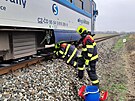 Dr�n� hasi�i likviduj� n�sledky st�etu motorov�ho vozu s p�ek�kou na trati...