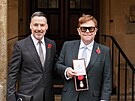 David Furnish a Elton John s �ádem za zásluhy v oblasti hudby a charity...