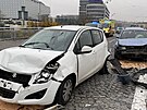 Na Hlávkov most havarovala ti auta. (14. listopadu 2021)