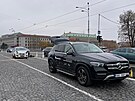 Na Hlávkov most havarovala ti auta. (14. listopadu 2021)