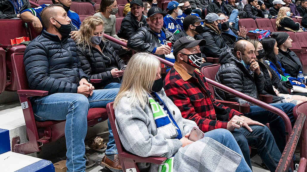 Diváku rozhodn není málo, vyprodáno vak nebývá. Fanouci na utkání Vancouver...