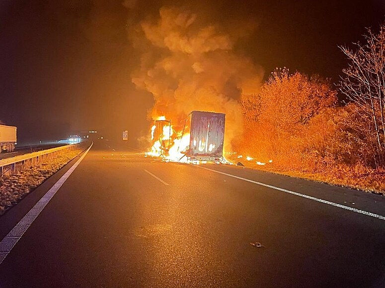 Dálnici D5 u Prahy ráno uzavřel požár kamionu. V okolí se vytvořily kolony
