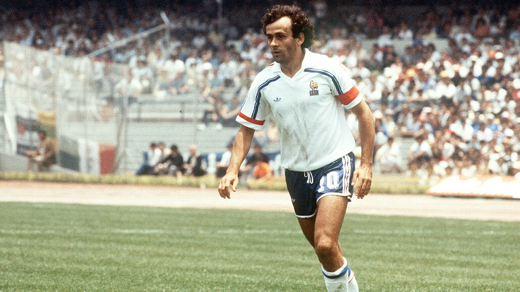 Francouzský záloník a kapitán týmu Michel Platini hraje na stadionu Olympia v...