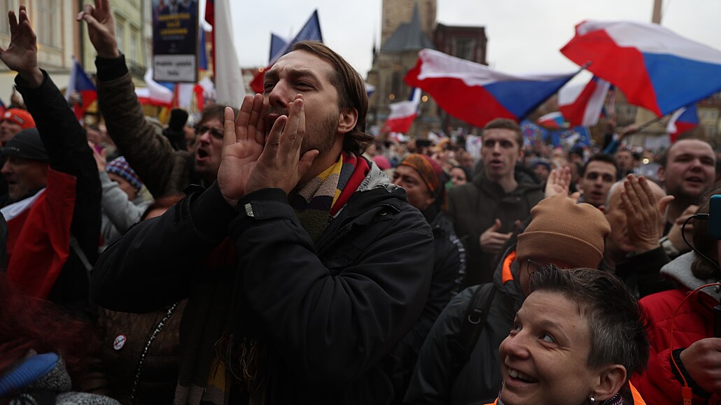 Demonstrace hnutí Oteveme esko-Chcípl PES a dalích desítek uskupení proti...