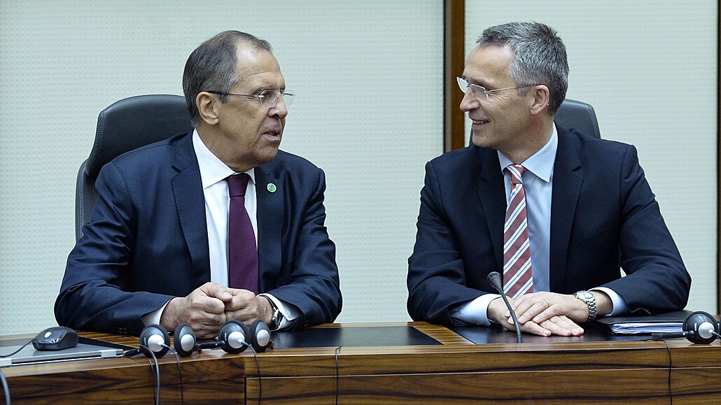 Ruský ministr zahraničí Sergej Lavrov (vlevo) a šéf NATO Jens Stoltenberg během...
