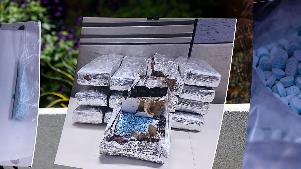 Protidrogová policie ukazuje zadr�ené balí�ky syntetického opioidu fentanylu,...