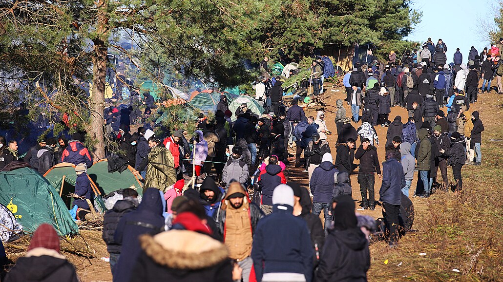 Stovky migrant táboí na bloruské stran hranice s Polskem. (9. listopadu...