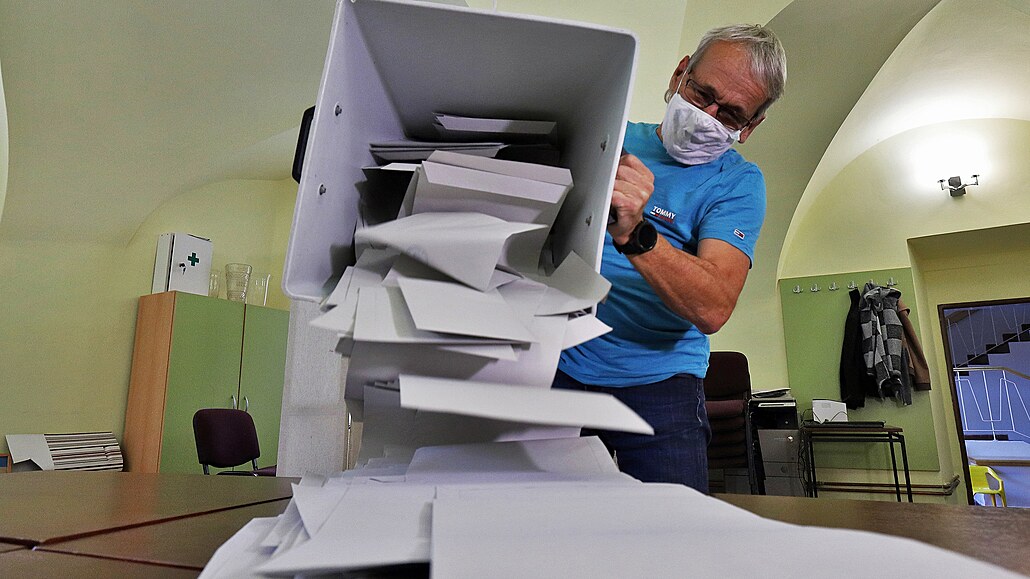 Sčítání volebních hlasů na okrsku č. 4 v Chebu. (9. října 2021)
