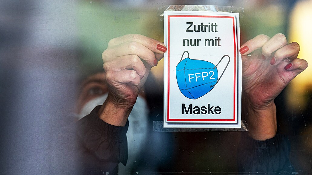 ena v Dolním Bavorsku lepí na vchod do obchodu ceduli s nápisem Vstup pouze s...
