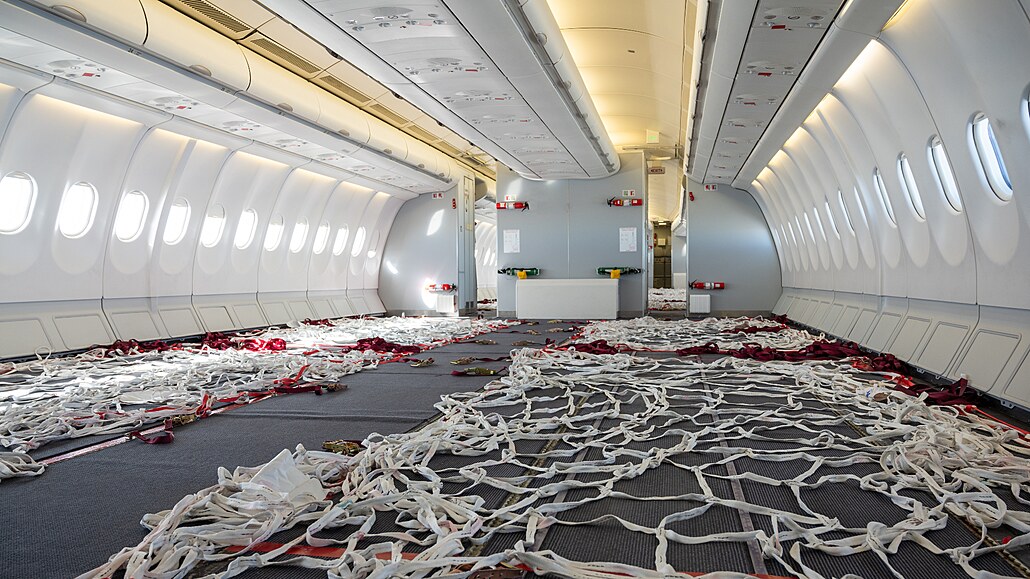 Kabina Airbusu A340-300 zbavená sedadel. Místo pasaér te vozí zboí.