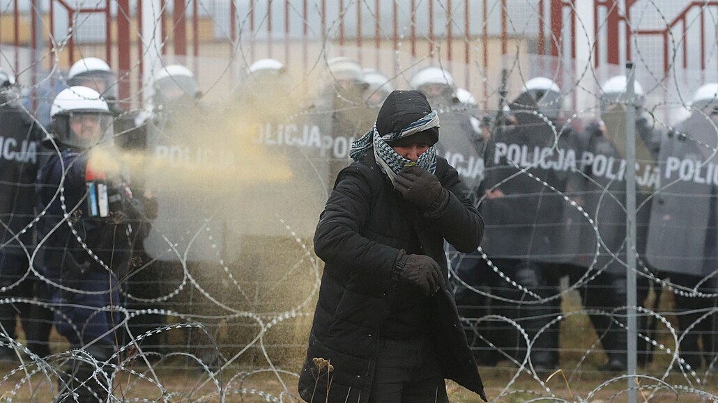 Migranti, kterých je na bloruské stran hranice na dva tisíce, zaali na...