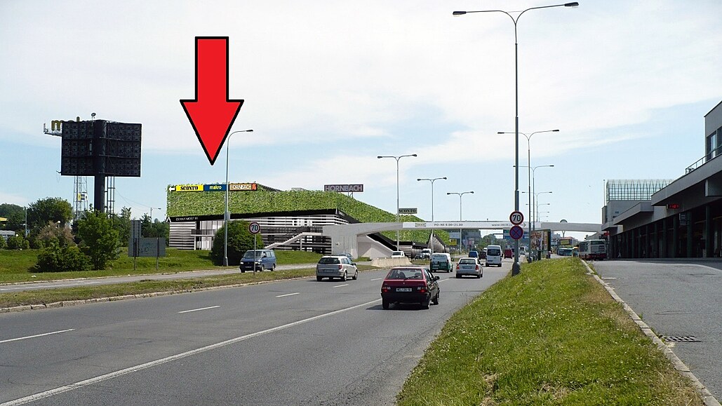 Sm�rovky jsou vid�t u st�echy P+R v Chlumecké ulici.