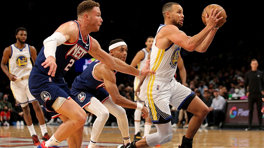 Stephen Curry z Golden State u mí�e b�hem duelu proti Brooklynu