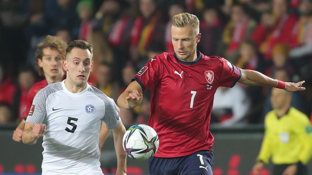 Reprezentaní záloník Antonín Barák v akci bhem kvalifikaního duelu s...